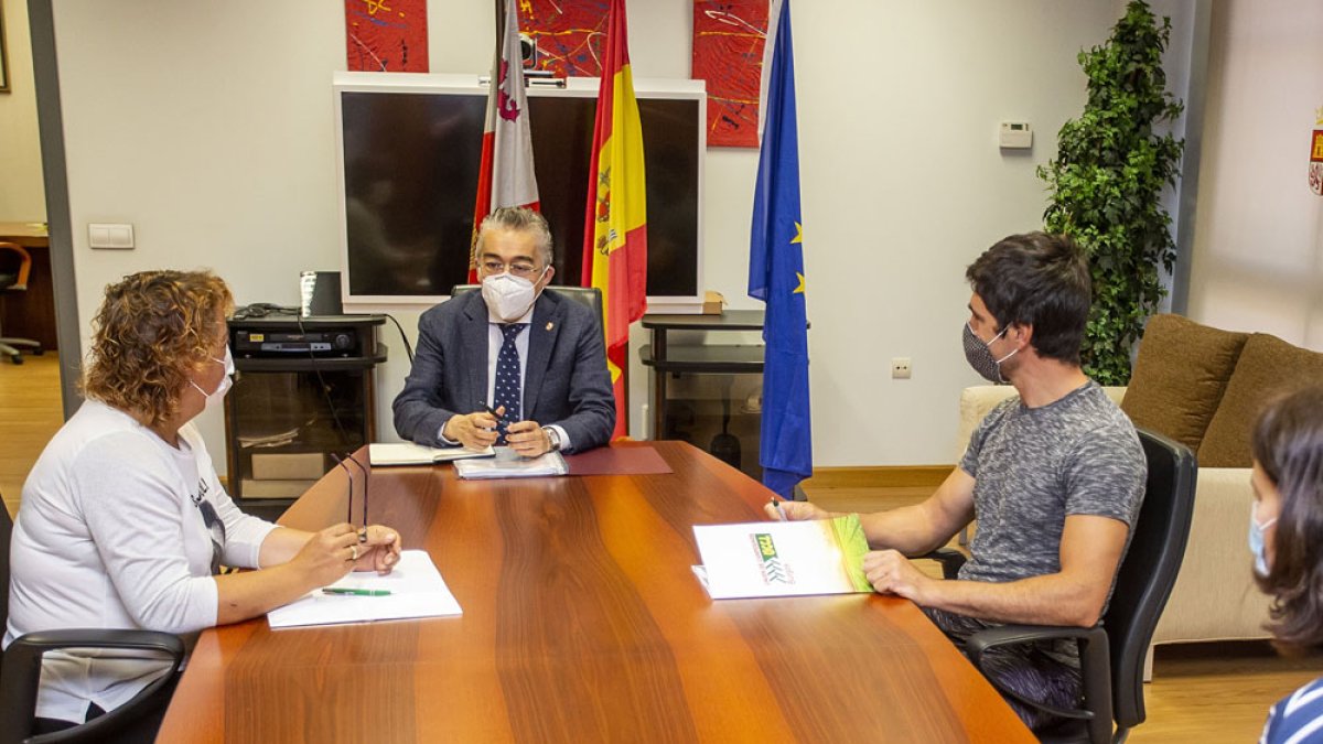Imagen de la reunión entre el delegado de la Junta y UCCL. ISRAEL L.MURILLO