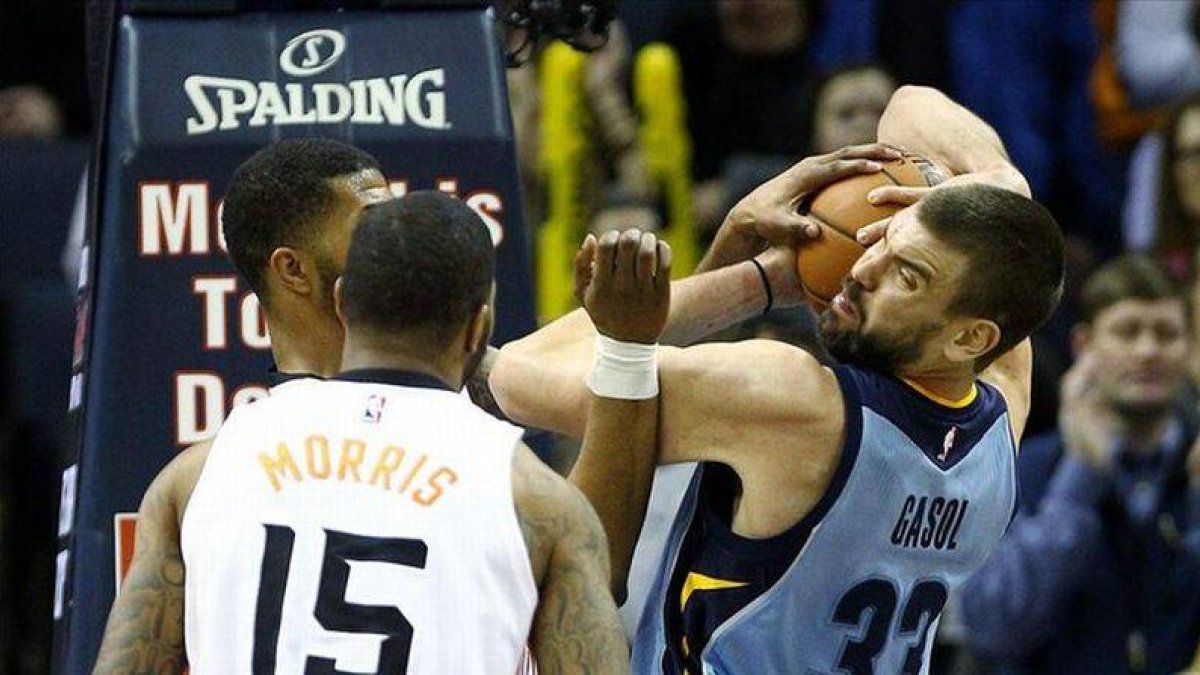 Marc Gasol lucha por el balón con Markieff Morris, de los Suns.-Foto: EFE / MIKE BROWN