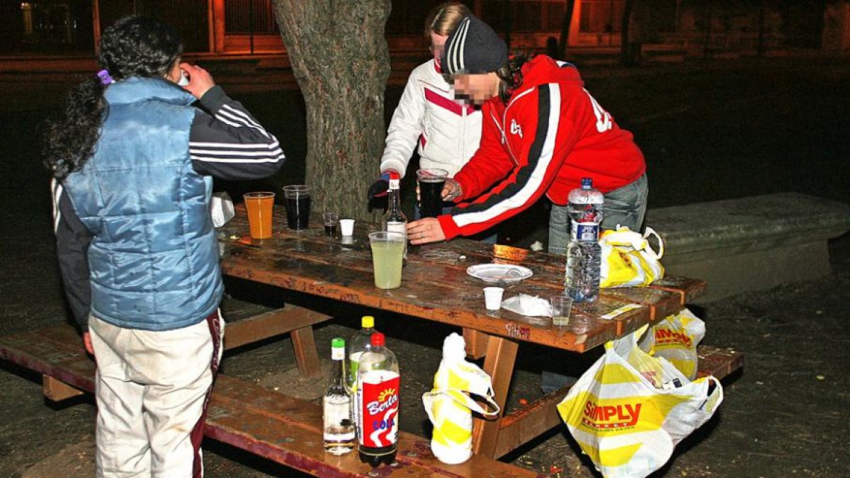 Un grupo de jóvenes practicando botellón.-ISRAEL L. MURILLO