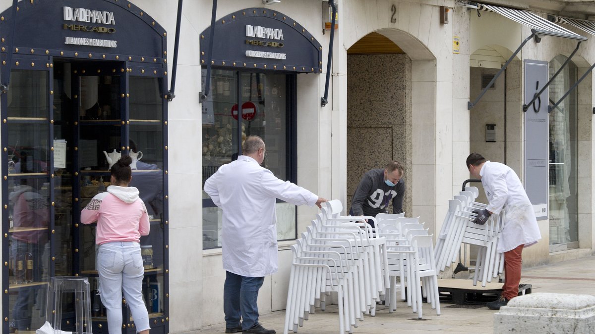 Los propietarios de un establecimiento recogen su terraza. ISRAEL L. MURILLO