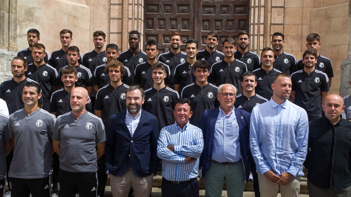 Plantilla y directiva han participado en la ofrenda floral. TOMÁS ALONSO