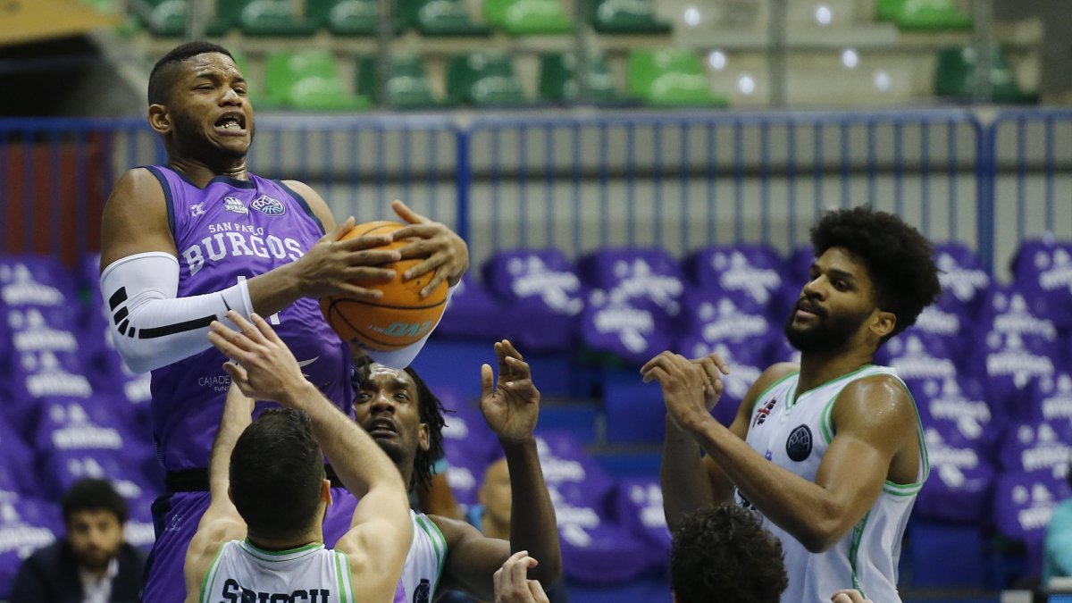 Jasiel Rivero gana el rebote a la defensa del Sassari. SANTI OTERO