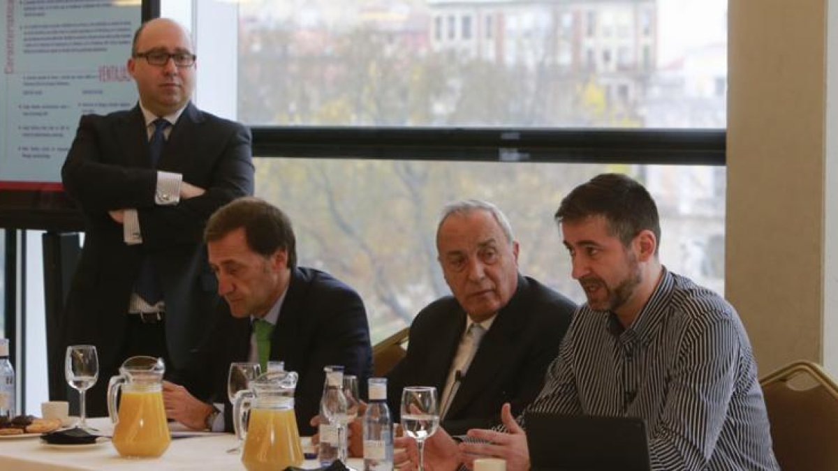 El director de EL MUNDO EL CORREO DE BURGOS, Ricardo G. Ureta, moderó el debate en el que participaron, de izquierda a derecha, Alberto G. Barahona, Fernando Escobillas y Julián Vesga.-RAÚL G. OCHOA