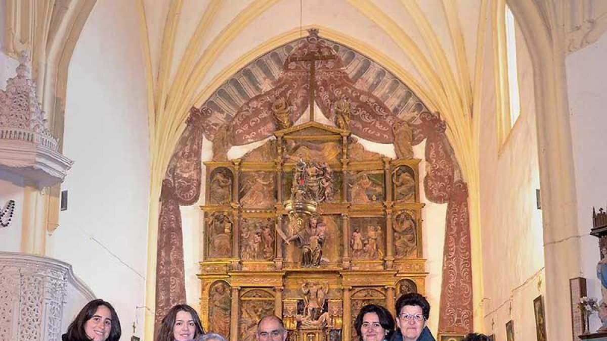 Los vecinos de Quintanilla de Riofresno han hecho piña para restaurar el retablo.-ALBERTO MARROQUÍN