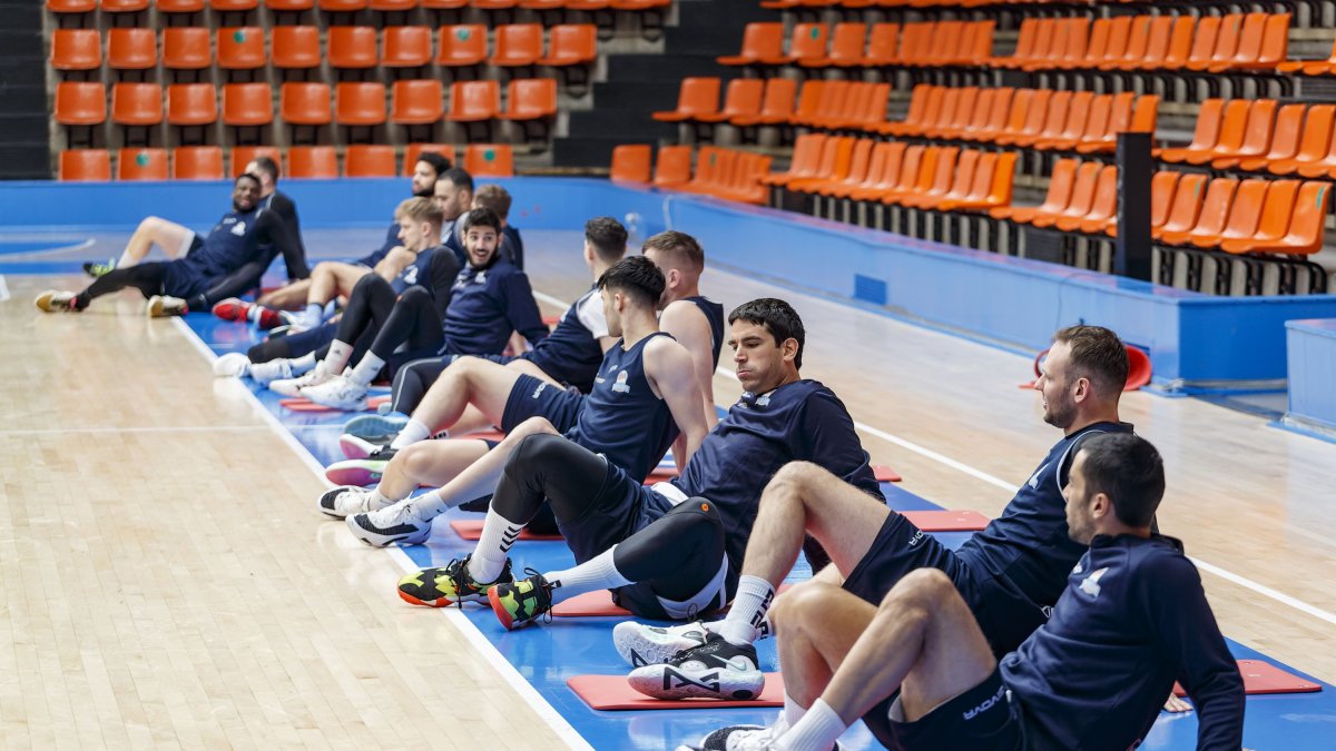 Carlos Suárez se ejercita junto a sus compañeros en la pista de El Plantío. SANTI OTERO