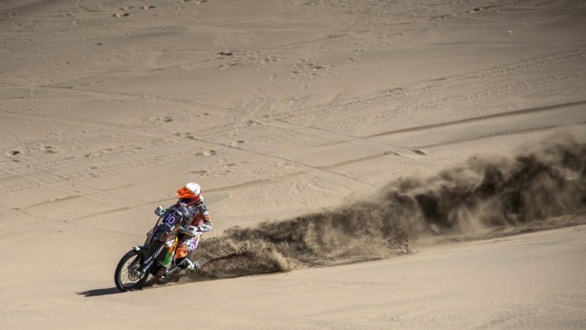 Laia Sanz, el lunes, durante la primera etapa del rally-EDOARDO BAUER (EFE)