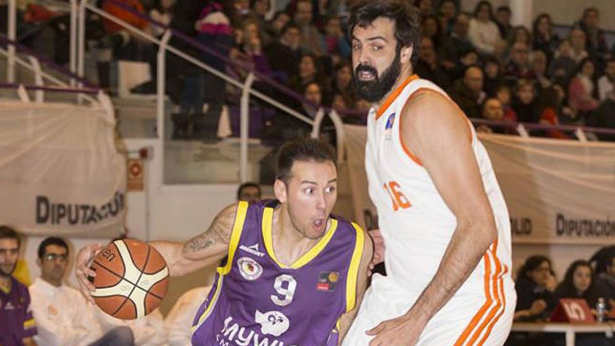 Pino supera a Hernández-Sonseca en el Valladolid-Bucaneros celebrado el pasado sábado.-MIGUEL ÁNGEL SANTOS / EL MUNDO EL DIARIO DE VALLADOLID