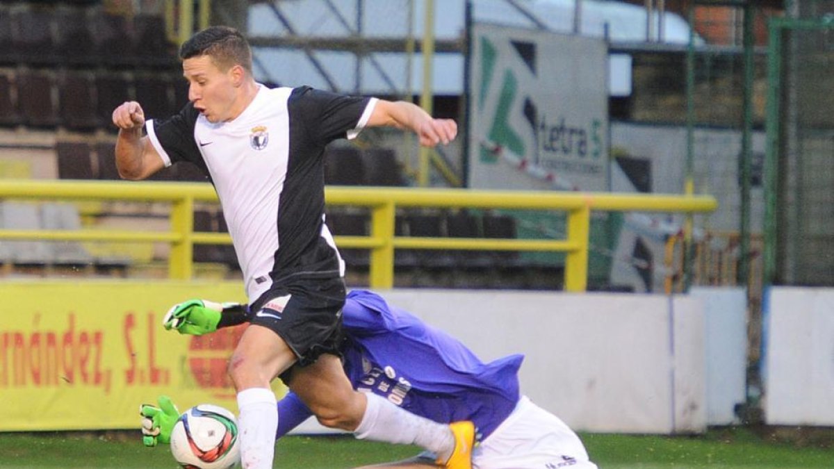 José Fran regatea a un portero con la camiseta del Burgos CF-Santi Otero