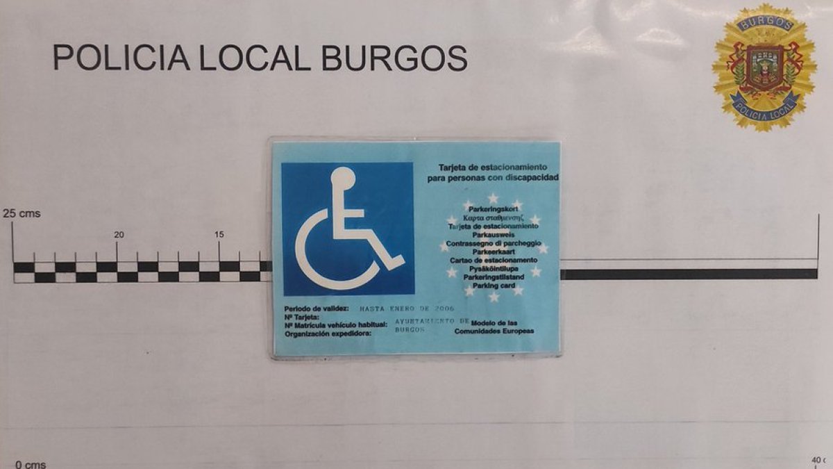 Tarjeta fotocopiada y caducada usada para aparcar irregularmente un vehículo en el Paseo de Laserna de Burgos. ECB