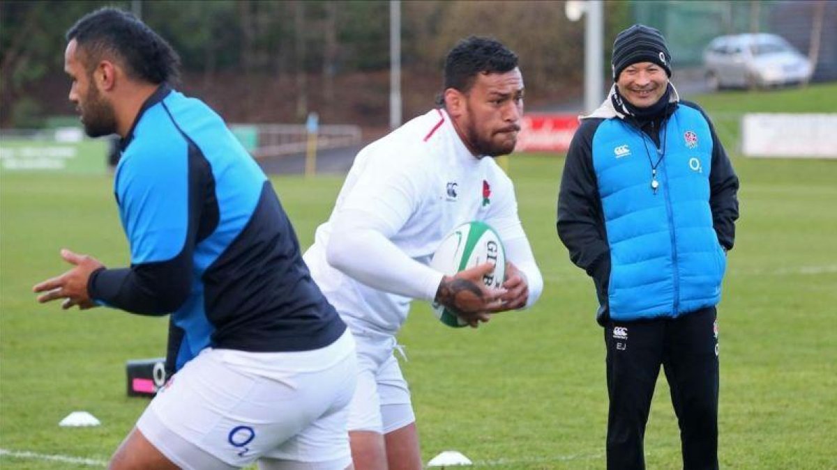 El seleccionador de Inglaterra, el australiano Eddie Jones, observa el entrenamiento de sus pupilos Billy y Mako Vunipola.-AFP / PAUL FAITH