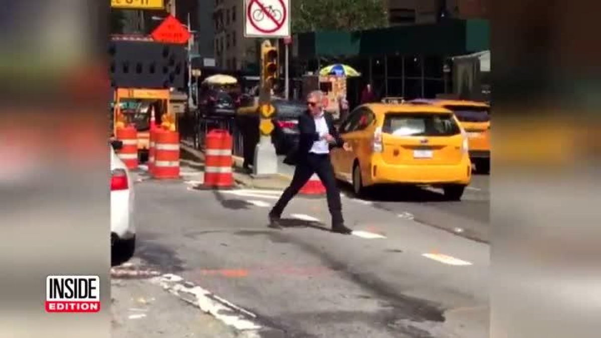 Harrison Ford dirige el tráfico en las calles de Nueva York.-EL PERIÓDICO