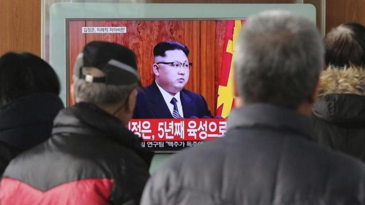 Un grupo de surcoreanos miran el discurso de fin de año del líder norcoreano Kim Jong-un en una televisión de una estación de tren de Seúl.-AP / AHN YOUNG-JOON