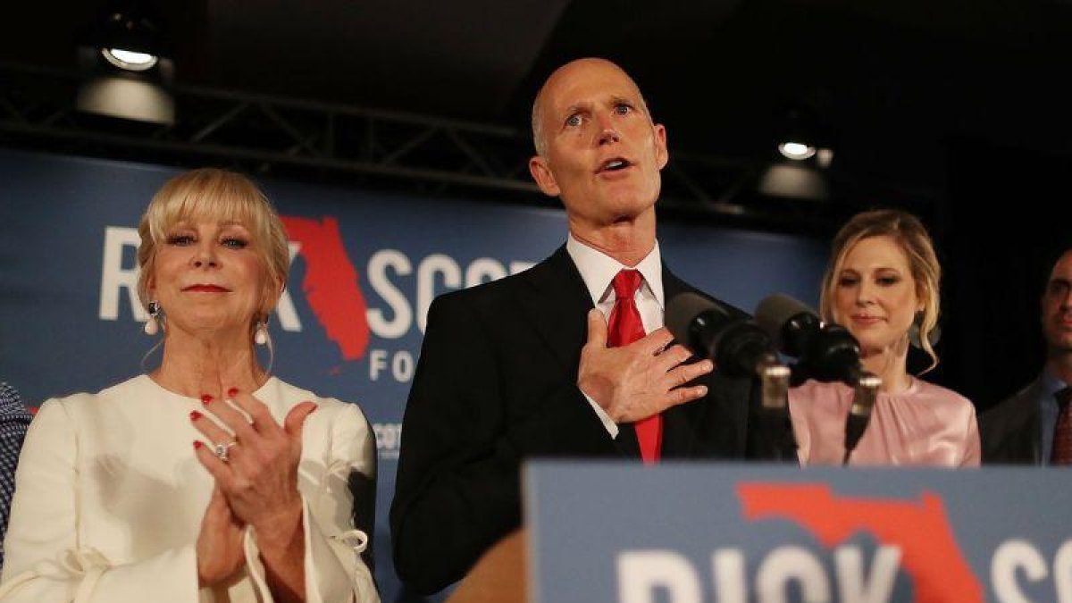 El Gobernador de Florida, Rick Scott, habla junto a su esposa, Ann Scott, y su hija, Alison Guimard.-GETTY IMAGES NORTH AMERICA