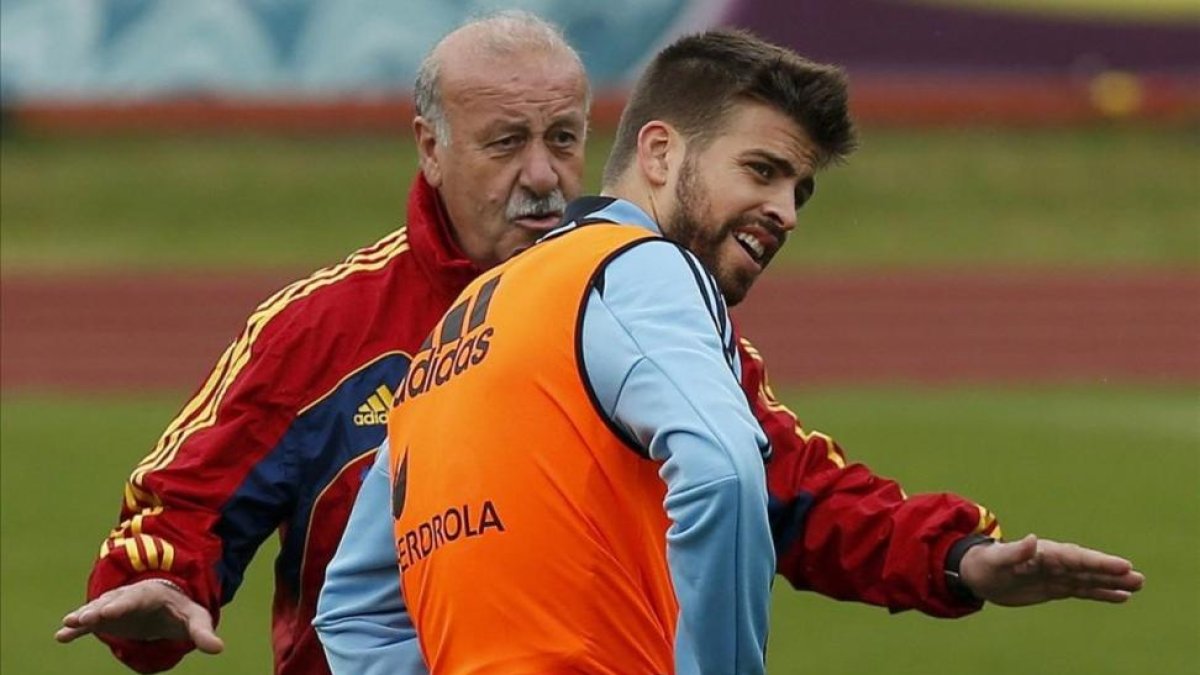 Gerard Piqué y Vicente del Bosque, durante un entrenamiento.-EFE / JUAN CARLOS CÁRDENAS