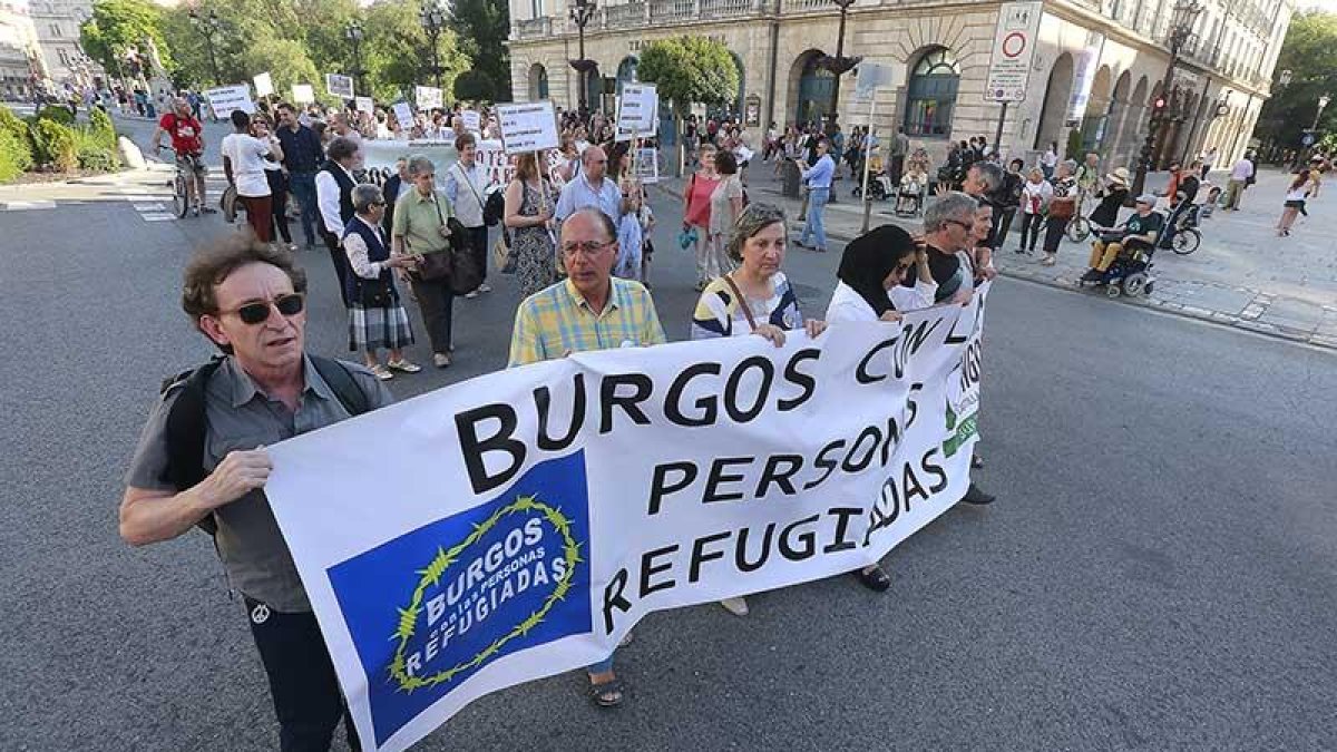 Un centenar de personas se manifestaron ayer con motivo del Día Mundial del Refugiado.-RAÚL G. OCHOA