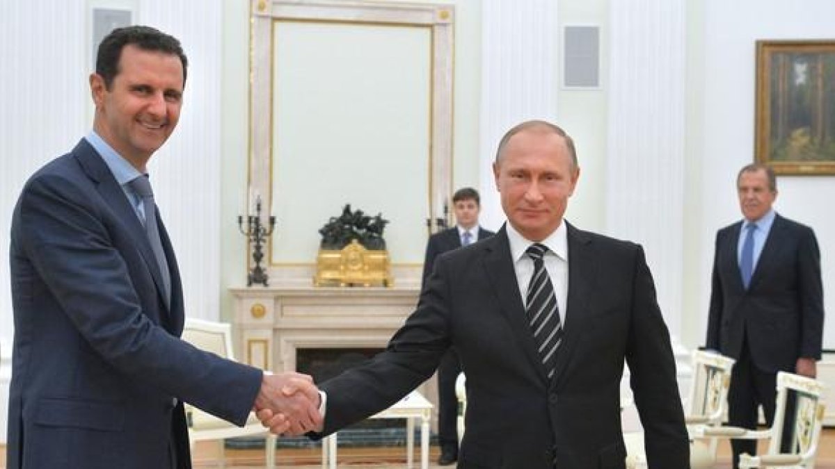 El preisdente ruso, Vladimir Putin, saludo a su homólogo sirio, Bashar Al Asad, este martes en Moscú.-AFP / ALEXEY DRUZHININ