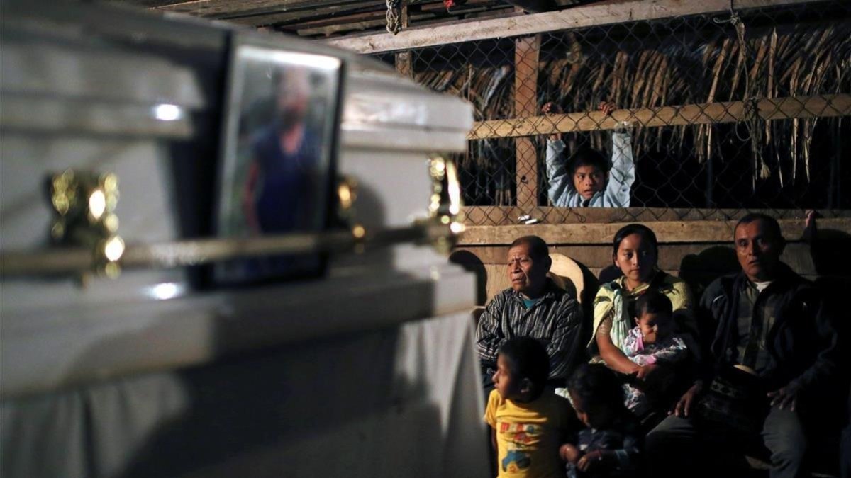 Familia y amigos dan el último adiós a Jakelin Rosmery Caal Maquin, la menor de 7 años fallecida bajo la custodia de las autoridades de EEUU. /-EDWIN BERCIAN (EFE)