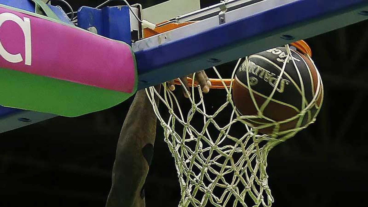 Deon Thompson machaca durante el partido ante el Betis.-ACB PHOTO / F. RUSO