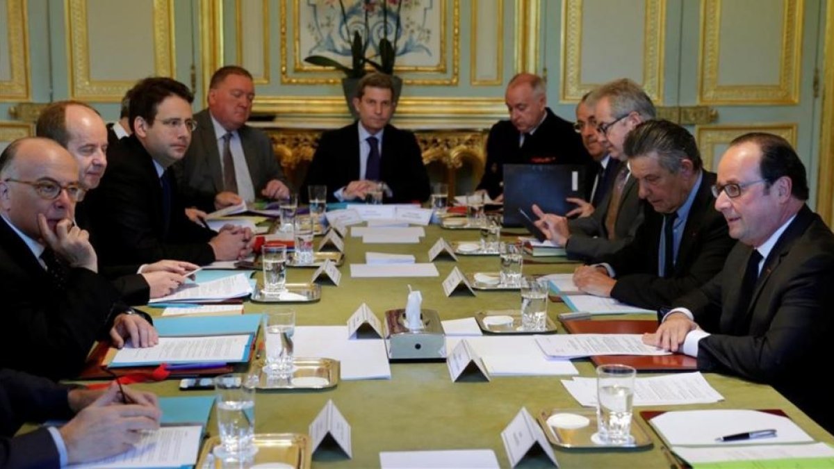 François Hollande, a la derecha, preside la reunión del Consejo de Defensa.-REUTERS / PHILIPPE WOJAZER