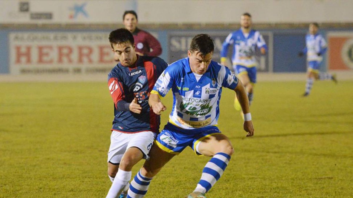 Mato protege el balón ante el acoso de un jugador del Boiro durante el partido de ayer.-ALBERTO CALVO