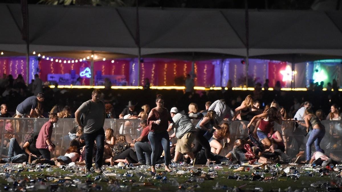Decenas de personas corren tras el tiroteo en el festival Route 91 Harvest, este domingo en Las Vegas. /-AFP / DAVID BECKER