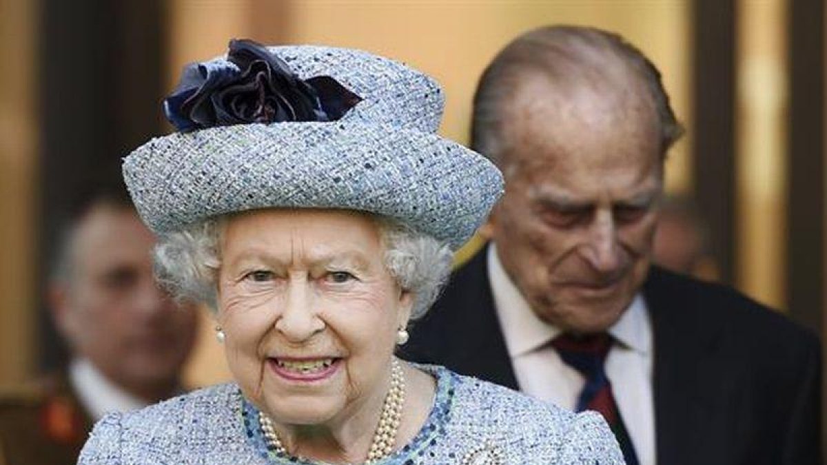 La Casa Real británica convoca una reunión de emergencia en el Palacio de Buckingham La reina Isabel II de Inglaterra (i) y su marido, el duque Felipe de Edimburgo.-EFE