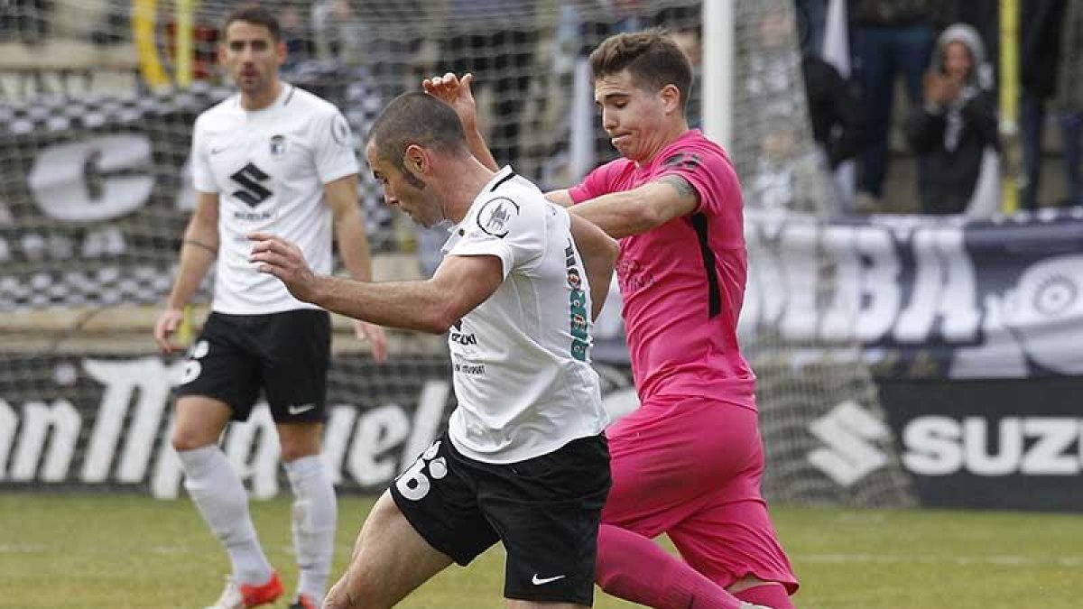 Cervero se zafa de un rival en el choque que jugó el Burgos CF en El Plantío ante la Ponferradina.-SANTI OTERO