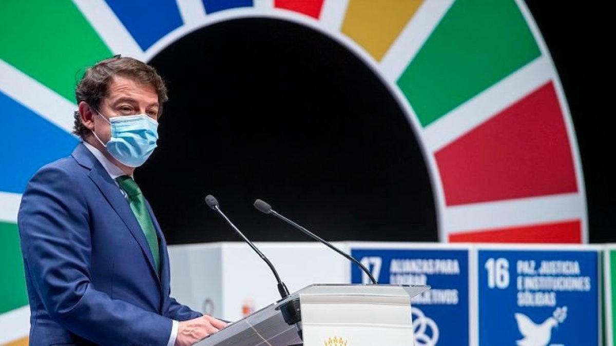 El presidente de la Junta de Castilla y León, Alfonso Fernández Mañueco, durante la presentación del Compromiso 2030 en Burgos. SANTI OTERO