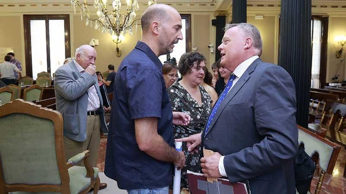 El portavoz del SOI, Fernando Ojeda, y Lorenzo Rodríguez (Ciudadanos), una vez finalizado el pleno de ayer.-RAÚL G. OCHOA