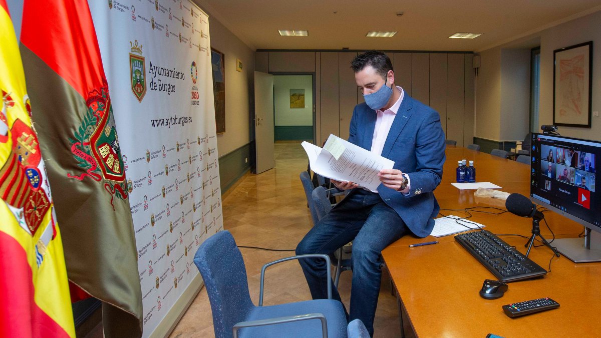 El alcalde de Burgos, Daniel de la Rosa, minutos antes de presidir el pleno por via telemática. RAÚL G. OCHOA