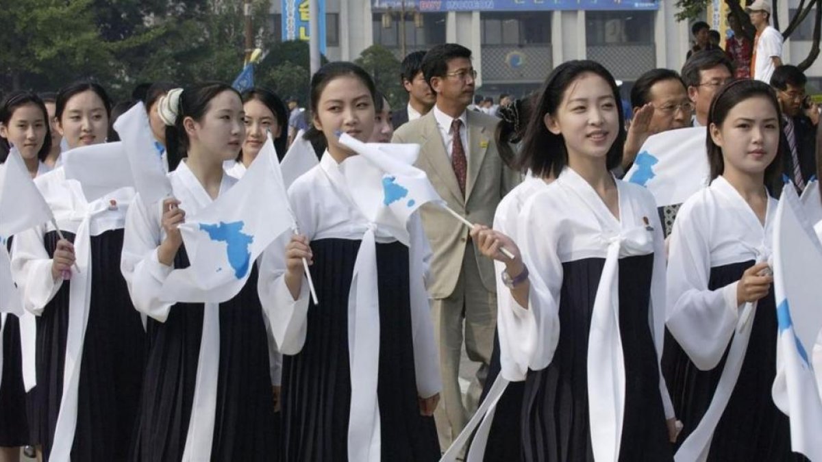 Grupo de animadoras de Corea del Norte en el Campeonatos de Atletismo de Asia en el 2005.-/ AFP / HWANG SUNGHEE