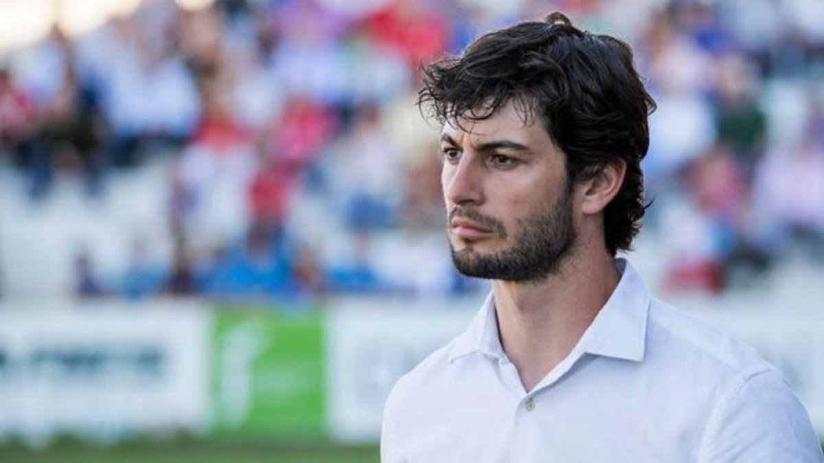 Juan Ferrando observa con atención un encuentro de su equipo.-LACONTRADEJAEN.COM