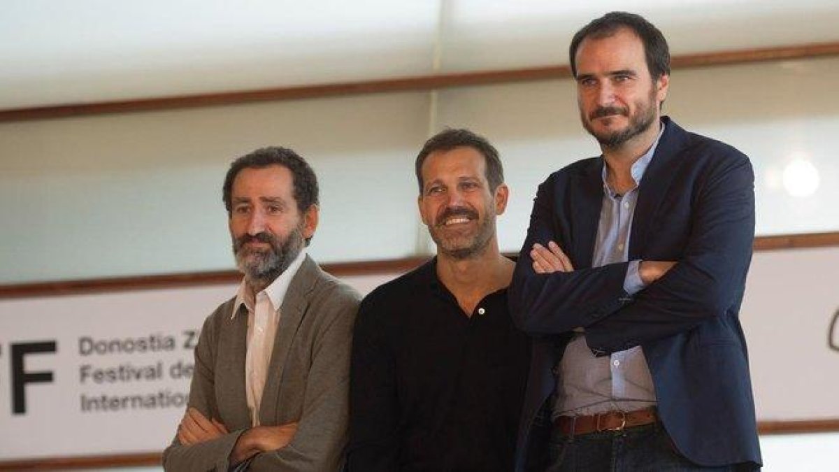 Jon Garano, Jose Mari Goenaga y Aitor Arregi, en San Sebastián.-AFP / ANDER GILLENEA