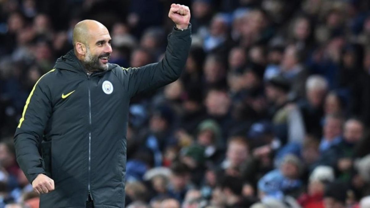 Guardiola festeja el triunfo del City ante el Burnley.-REUTERS / ANTHONY DEVLIN