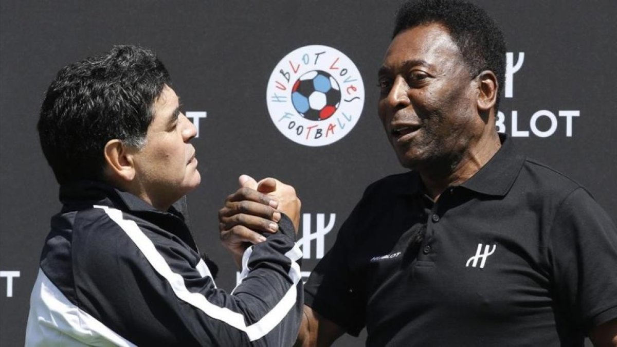 Maradona y Pelé se reconcilian en París.-