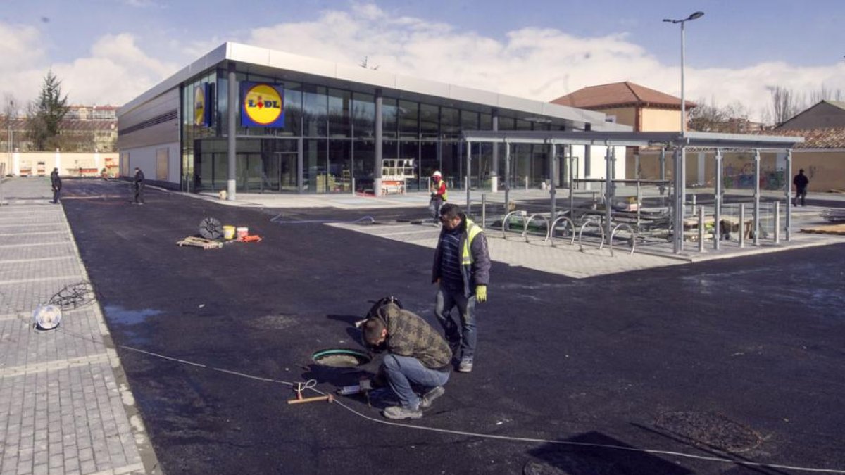 Los trabajos para la construcción del supermercado, en calle Cascajera, están a punto de concluir.-ISRAEL L. MURILLO