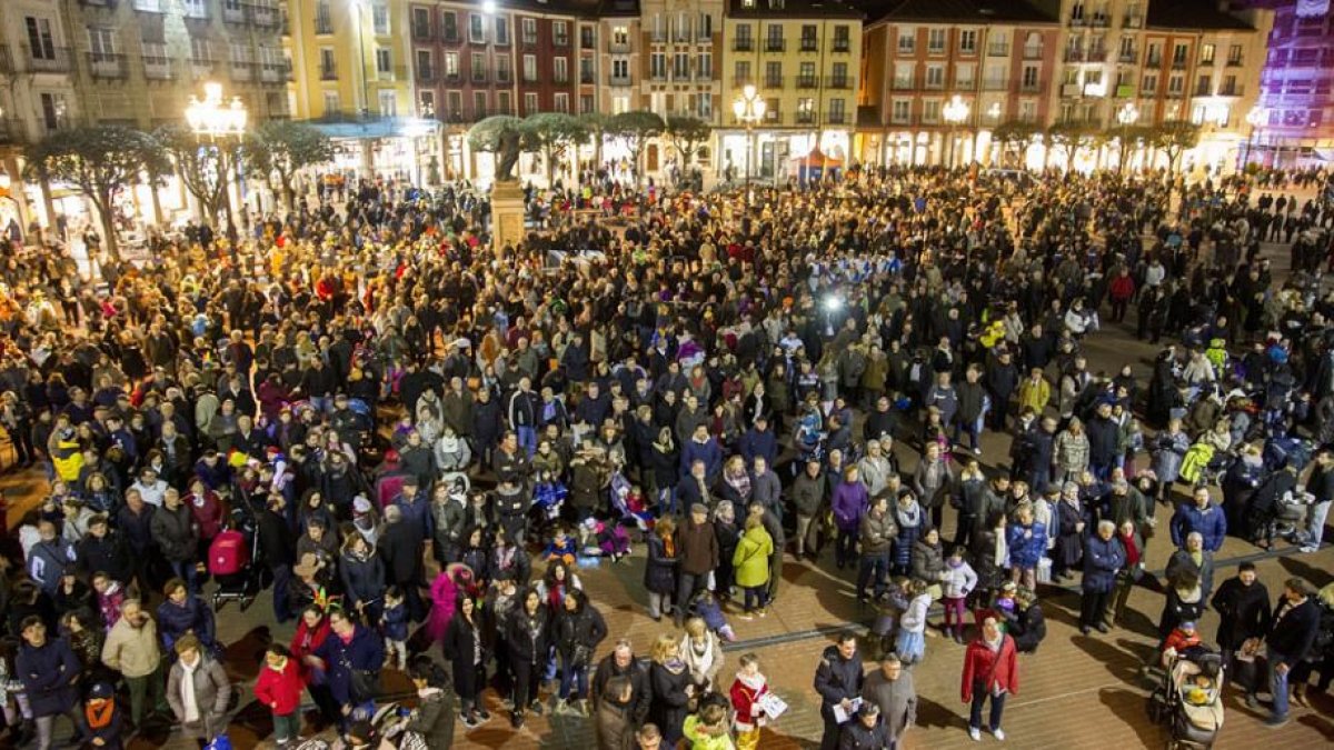 Disfrazados o ‘de calle’ los ciudadanos acudieron al pregón de Abreu que daba inicio al Carnaval.-SANTI OTERO
