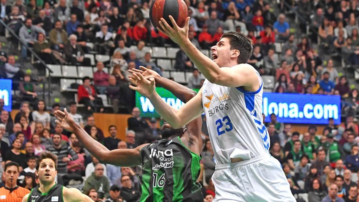 Huskic deja el balón con la izquierda ante Boungou-Colo, ayer.-ACB PHOTO / D. GRAU