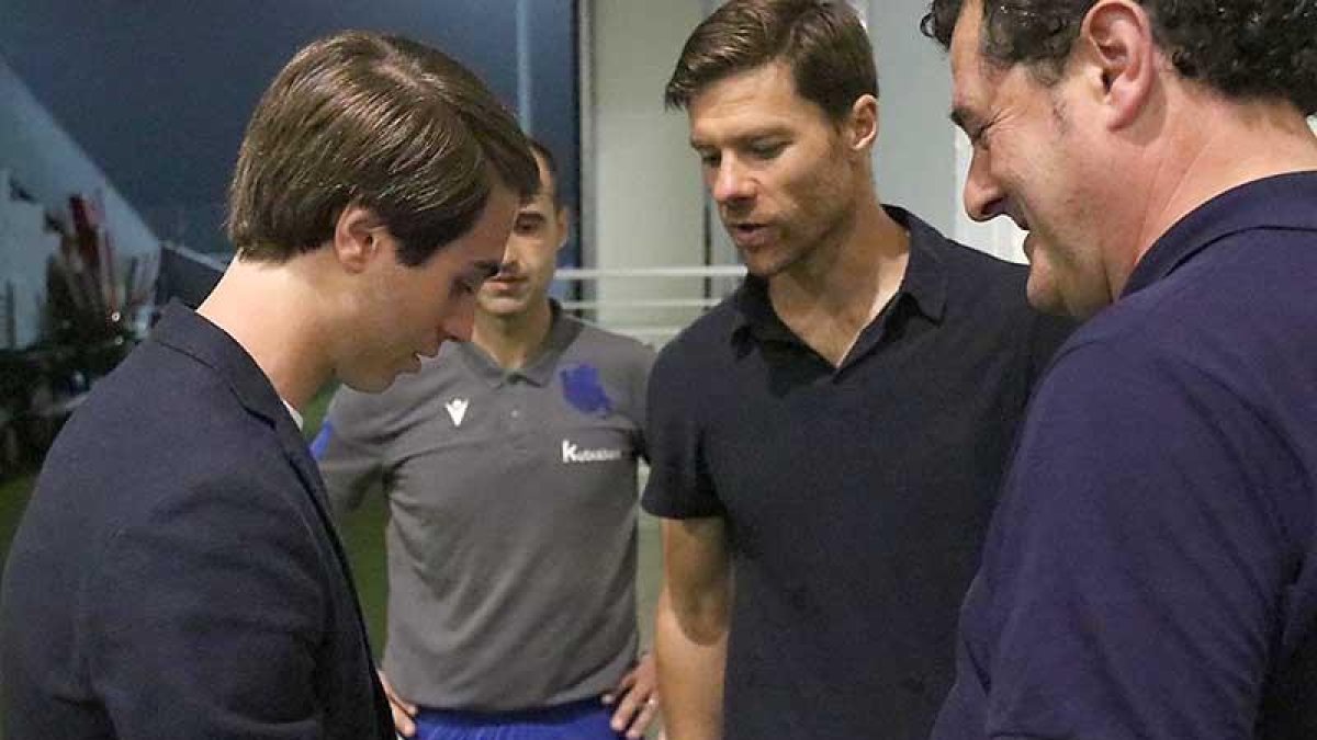 Franco Caselli entregó una camiseta del Burgos CF a Xabi Alonso.-BURGOS CF