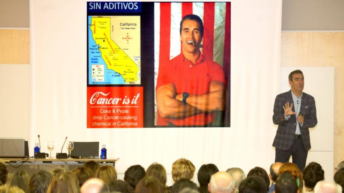 El profesor José Manuel López, ayer en la ponencia que ofreció en el Museo de la Evolución Humana.-ISRAEL L. MURILLO