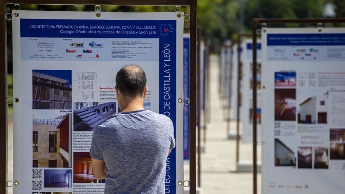 Un paseante contempla uno de los paneles de los que consta la exposición. S. OTERO