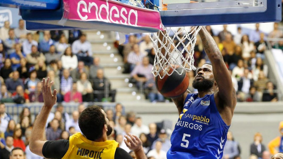 Clark machaca el aro del Barcelona en presencia de Mirotic. SANTI OTERO