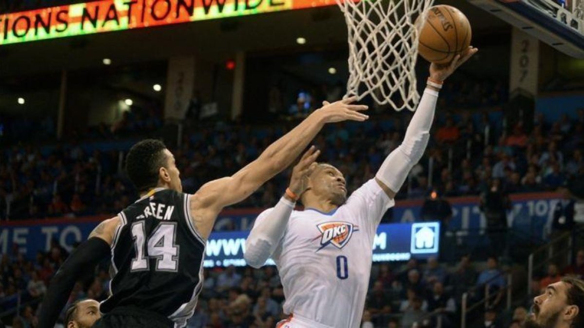 Russell Westbrook deja una bandeja ante Danny Green.-USA TODAY/ MARK. D. SMITH