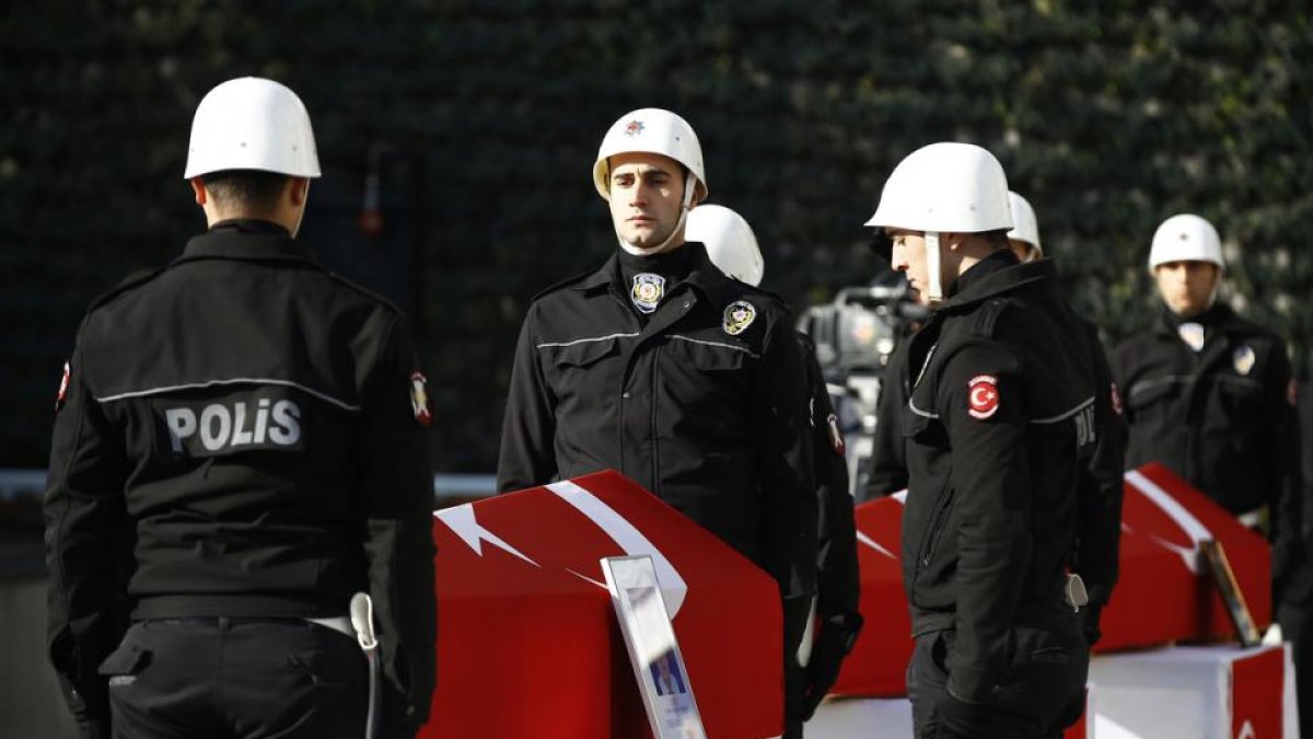 Policías turcos, durante los funerales por las víctimas del doble atentado de Estambul.-AP / EMRAH GUREL