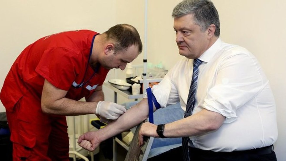 Petró Poroshenko, presidente de Ucrania y candidato a la reelección, durante un análisis de sangre para demostrar que no ha abusado del alcohol ni las drogas, el 5 de abril del 2019.-AFP
