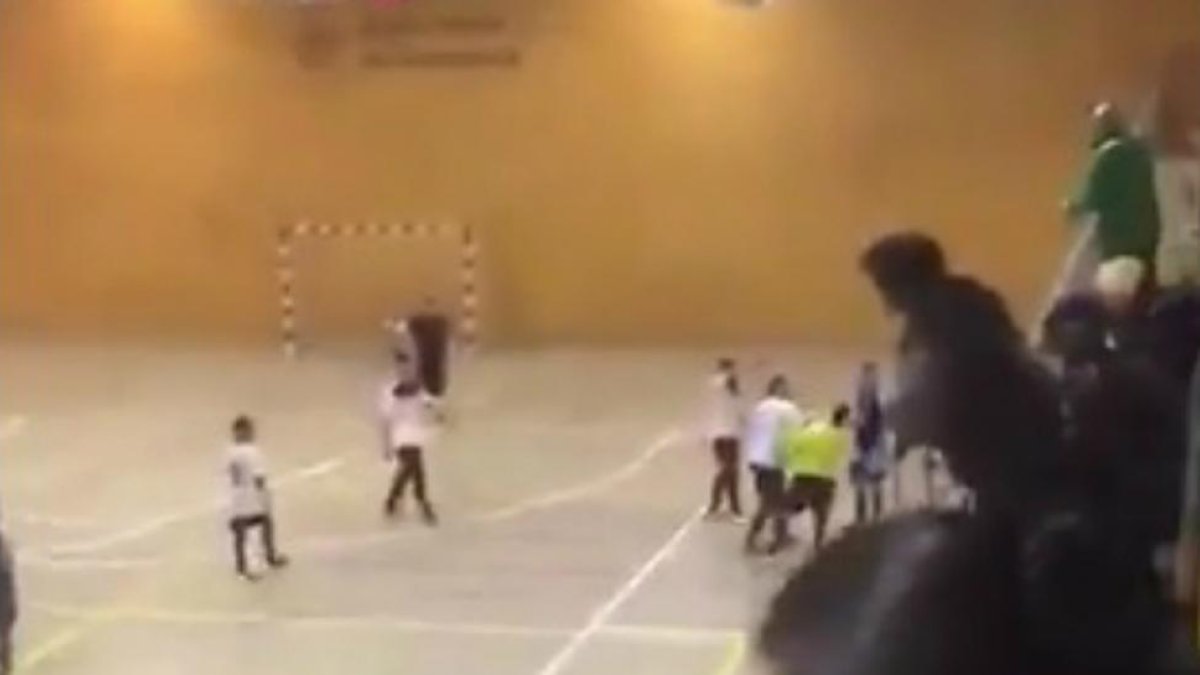 Imagen del vídeo que muestra la agresión de un jugador de la Barceloneta a un árbitro, este sábado en Barcelona.-TWITTER / @alexmasana