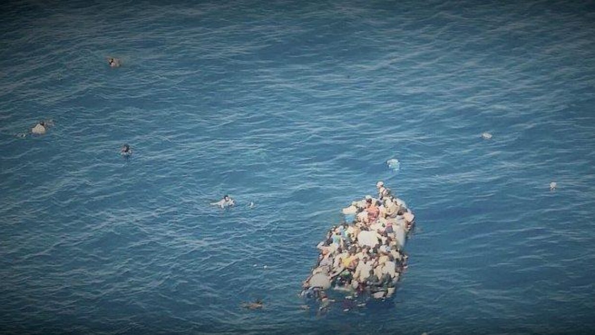 Naufragio de una patera frente a las costas de Libia este jueves, en una fotografía facilitada por Sea Watch.-SEA WATCH