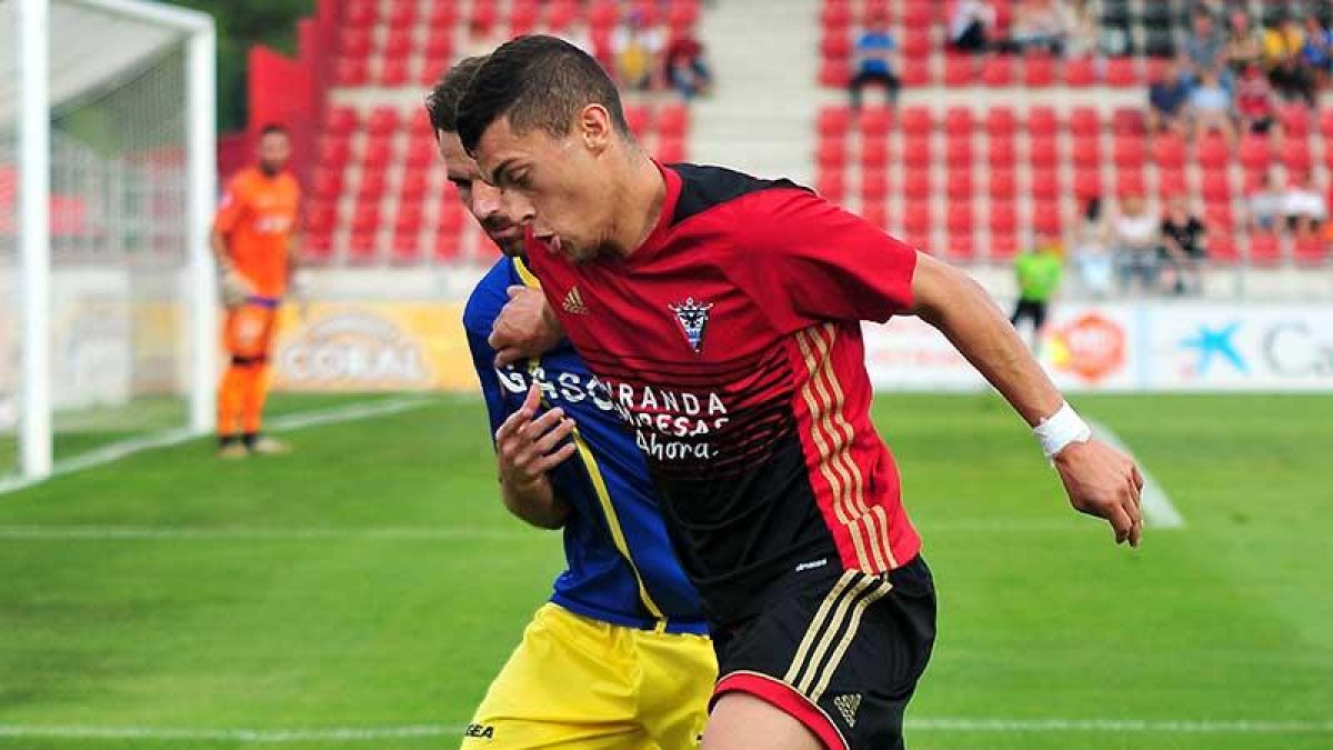 Yanis conduce un balón en el choque contra el Barakaldo en Anduva-Jose Esteban Egurrola