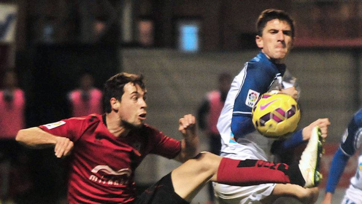 Pedro Martín, autor del gol rojillo, trata de controlar el balón.-JOSÉ ESTEBAN EGURROLA