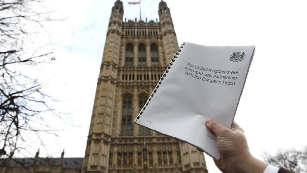 Imagen del 'libro blanco' sobre la estrategia gubernamental para la salida de la UE, en el exterior del Parlamento, en Londres, el 2 de febrero.-REUTERS / PETER NICHOLLS